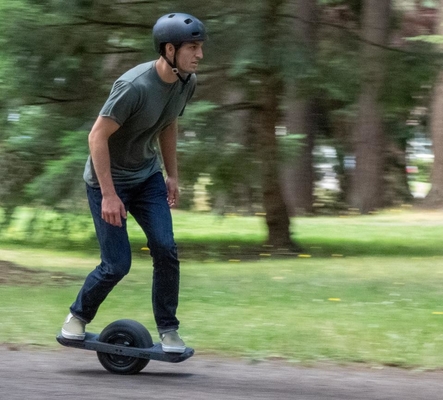 7Ah 1000Wは輝きライトが付いている単一の車輪のスケートボードに動力を与えた