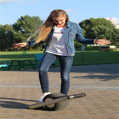 Onewheelの電気サーフボード18-25km監視柵が付いている1つの車輪の手動スケートボード
